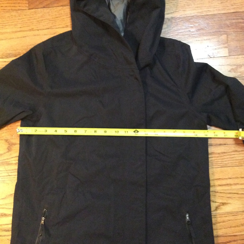 Lululemon Rain Jacket - Picture 4 of 16